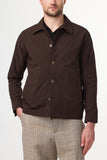 Homme portant une chemise en tissu seersucker, coupe classique, avec col et poches latérales inclinées no nationality 07 casual chic nouvelle collection