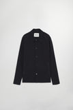 Homme portant une chemise en tissu seersucker, coupe classique, avec col boutonné et poches latérales inclinées.