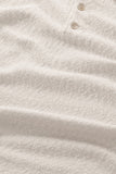 Détail du col polo et de la patte de boutonnage du Pull Polo S/S Randy Yarn Beige NN.07. Finitions soignées avec boutons discrets, apportant une touche sophistiquée. Disponible en exclusivité dans notre boutique à Versailles.