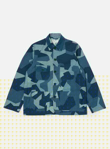 Merchant Jacket Blue Swedish Camo Universal Works, veste inspirée du workwear avec une coupe droite et un col classique. Motif camouflage suédois revisité en teintes bleues, pour un style unique et contemporain. Disponible exclusivement en boutique chez SEE YOU, concept store à Versailles.