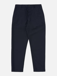 Découvrez le Military Chino de Universal Works : un pantalon workwear ajusté avec une coupe confortable et une jambe fuselée. Parfait pour un style casual et élégant.