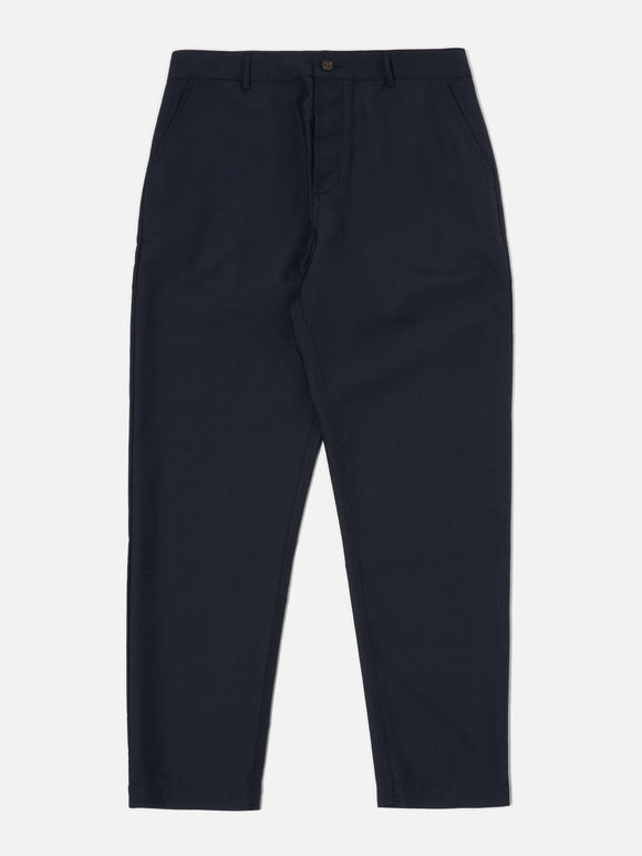 Découvrez le Military Chino de Universal Works : un pantalon workwear ajusté avec une coupe confortable et une jambe fuselée. Parfait pour un style casual et élégant.