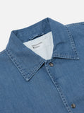 Découvrez la veste Head Coach Jacket Washed Indigo de Universal Works. Une veste légère en coton délavé, parfaite pour un look workwear et casual chic. Livraison rapide.