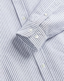 Motif rayé vertical vert et blanc – frais, graphique et élégant. Une signature de style Portuguese Flannel, à retrouver chez SEE YOU à Versailles.