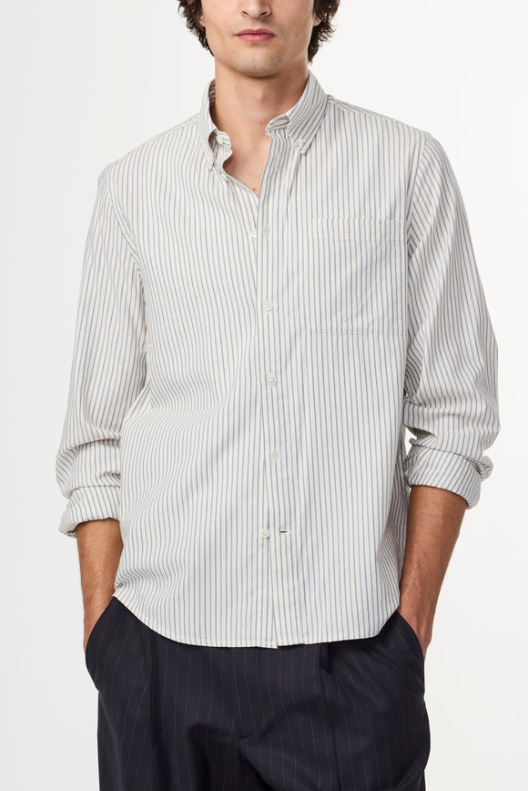Détail du col classique et des boutons de la Chemise Arne Twill Sea Stripes NN.07. Finitions haut de gamme et boutonnière discrète pour un rendu sophistiqué. Disponible en exclusivité dans notre concept store à Versailles.