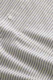 Gros plan sur le twill de coton de la Chemise Arne Twill Sea Stripes NN.07. Texture légèrement texturée pour un toucher doux et une meilleure durabilité. Coutures précises et finitions soignées. Venez l’essayer à Versailles.