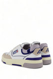 CHAUSSURE AVEC LOGO CAOUTCHOUC EN RELIEF GRIS BLEU  SUR LE TALON AUTRY