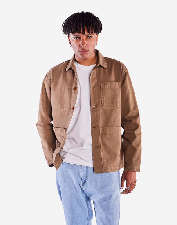 Veste Chucalescue taupe OLOW portée par un modèle. Coupe ample et tendance, idéale pour un look casual chic. S’accorde facilement avec un jean ou un pantalon habillé.