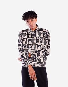 Veste Tamar Natural Off White OLOW portée par un modèle. Coupe droite et fluide, parfaite pour un look casual ou plus habillé. Idéale pour la mi-saison avec un pantalon en toile ou un jean.