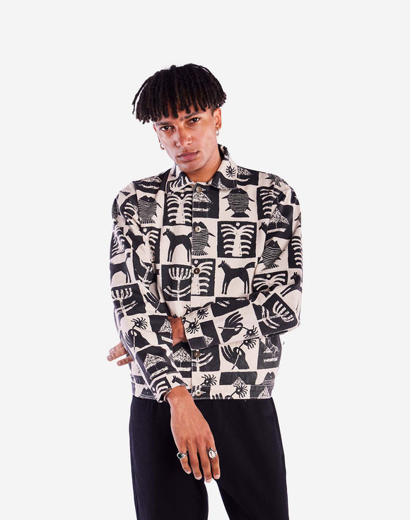 Veste Tamar Natural Off White OLOW portée par un modèle. Coupe droite et fluide, parfaite pour un look casual ou plus habillé. Idéale pour la mi-saison avec un pantalon en toile ou un jean.