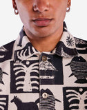 étail du col et de la fermeture de la veste Tamar Natural Off White OLOW. Col structuré et boutons apparents en bois pour une touche naturelle et raffinée. Coupe moderne et polyvalente.