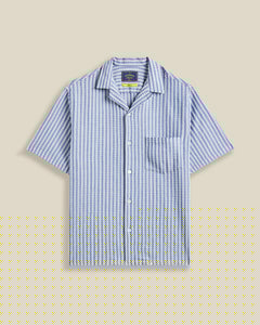 Chemise à manches courtes Jacquard rayé Chambray Portuguese Flannel – coupe droite, tissu chambray à rayures jacquard subtiles. Une pièce estivale élégante et légère, à découvrir chez SEE YOU, concept store à Versailles.