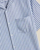 Tissu chambray léger 100% coton, tissé au Portugal avec des motifs jacquard discrets. Texture douce et respirante idéale pour l’été. À retrouver chez SEE YOU, boutique masculine à Versailles.