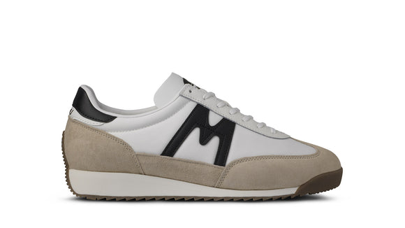 KARHU Mestari Silver Lining Black vue de profil. Son logo 