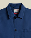 Col chemise classique, boutons en corozo et surpiqûres apparentes. Une veste aux finitions premium, pensée pour durer. Disponible chez SEE YOU à Versailles.