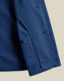 La veste Labura écru Portuguese Flannel portée en look urbain casual. Idéale avec un jean brut ou un chino. Une pièce intemporelle, disponible chez SEE YOU à Versailles.