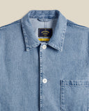 Col chemise structuré, boutons contrastants et finitions haut de gamme. Une veste en denim raffinée, signée Portuguese Flannel, à retrouver chez SEE YOU, boutique à Versailles.