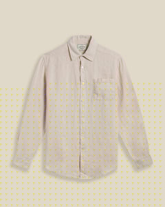 Chemise en lin beige à manches longues – modèle Raw de Portuguese Flannel. Coupe classique, col structuré et tissu léger. Élégance naturelle à découvrir chez SEE YOU, concept store homme à Versailles.