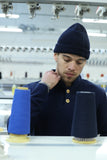 PULL AVEC UN COL DEUX BOUTONS EN BOIS LAINE MONTAGNE BLEU MARINE CABANE MAILLE MADE IN FRANCE