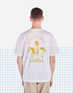 T-shirt Sabanero White OLOW porté par un modèle. Coupe décontractée et moderne, idéale pour un look casual chic. Se porte facilement avec un jean, un chino ou un short.