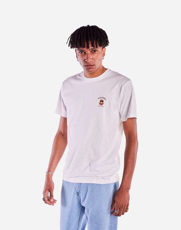 T-shirt Sarapiquí White OLOW porté par un modèle. Coupe décontractée et moderne, parfaite pour un look casual chic. S’accorde parfaitement avec un jean ou un short.