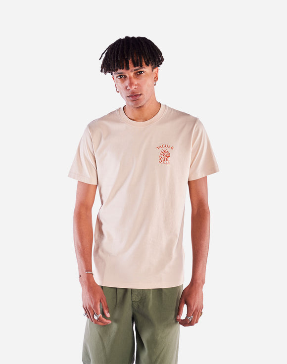 T-shirt Yaguar Écru OLOW porté par un modèle. Coupe fluide et décontractée, idéale pour un look casual chic. S'accorde parfaitement avec un jean ou un pantalon léger.