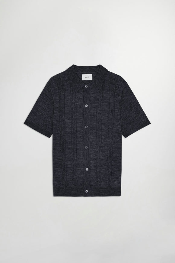 THOR TEXTURED CARDIGAN NAVY NN.07 HOMME NOUVELLE COLLECTION VERSAILLES CASUAL CHIC Cardigan tricoté en laine responsable et lisse. Doté d'un point texturé et de boutons en nacre. Respectueux de l'environnement et élégant pour toutes occasions.