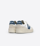 Basket VEJA V-90 en cuir – Talon avec empiècement bleu California et logo VEJA, une touche élégante et originale.
