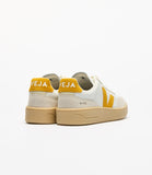 VEJA V-90 en cuir blanc – Talon avec empiècement Toscane et logo VEJA, une touche de couleur raffinée.