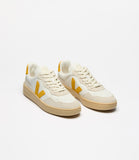 VEJA V-90 Extra White Toscane – Baskets blanches élégantes avec lacets ton sur ton et silhouette intemporelle.
