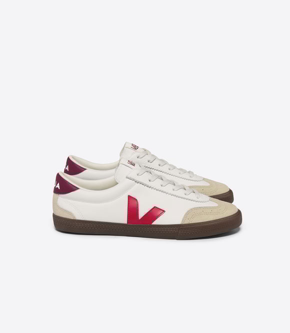 Basket VEJA Volley Leather White Bark Rouge – Sneakers en cuir blanc avec détails rouges, style rétro et éco-responsable.
