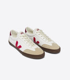VEJA Volley White Bark Rouge – Baskets blanches élégantes avec lacets et logo VEJA rouge, parfaites pour un look tendance et casual.