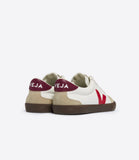 Basket VEJA Volley en cuir blanc – Talon avec empiècement rouge et logo VEJA, un design iconique et intemporel.